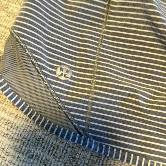 lululemon hotty hot shorts 2.5” (8) - Picture 4 of 6